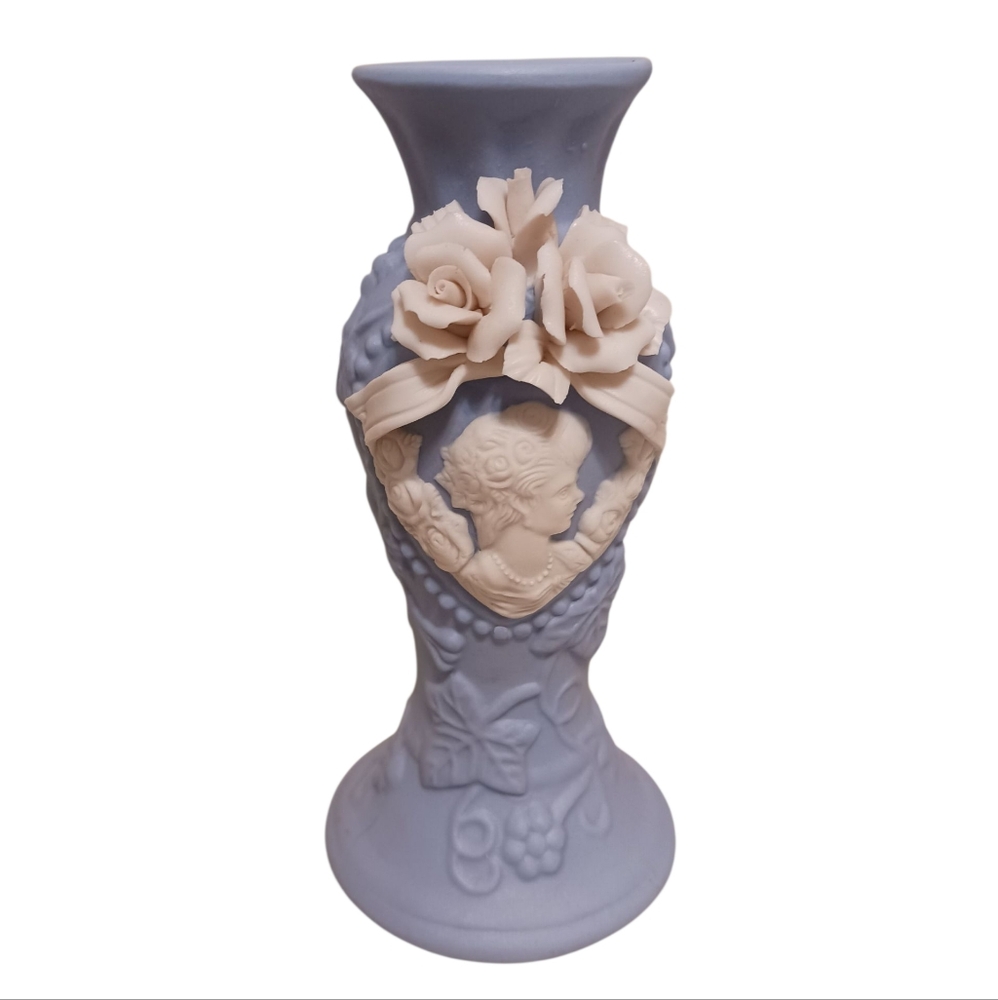 VINTAGE JTS INTERNATIONAL BLUE & WHITE CAMEO MATTE FINISH CANDLE HOLDER 🩵